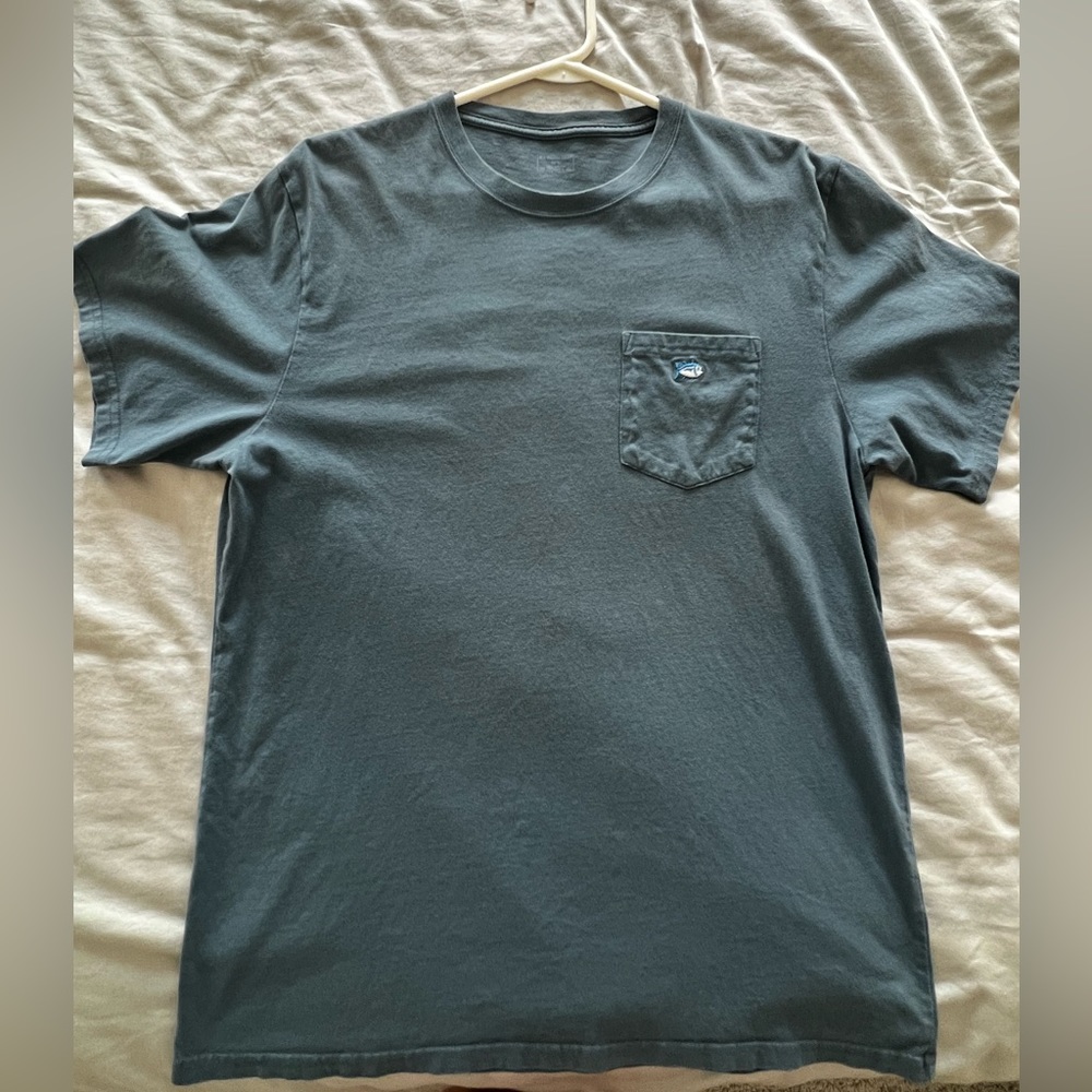 L Vineyard Vines t shirt